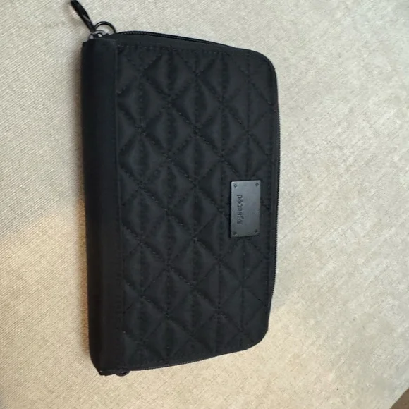 Pacsafe RFIDsafe W200 RFID-Blocking Travel Wallet (Black) - Picture 2 of 5